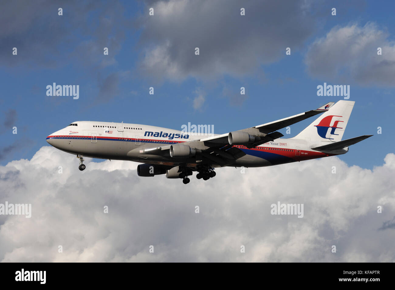 a Malaysia Airlines Boeing 747-400 on final-approach Stock Photo - Alamy