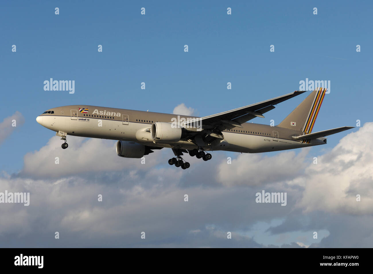 an Asiana Airlines Boeing 777-200ER on final-approach Stock Photo