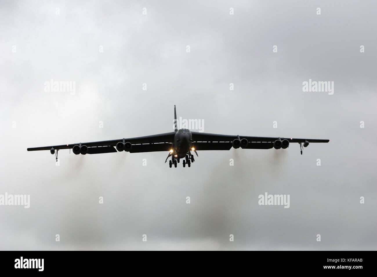 a US Airforce Boeing B-52H Stratofortress of 23 Bomb Sqn/ 5 Bomb Wing on final-approach on a grey-cloudy-day at RIAT 2007 with black engine-smoke Stock Photo