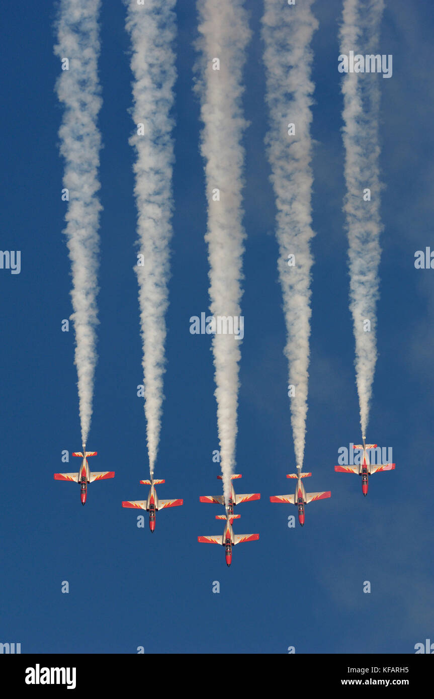 CASA C-101EB Aviojets of Spain - Air Force Patrulla Acrobatica Aguila flying in formation with smoke at Dubai AirShow 2007 Stock Photo