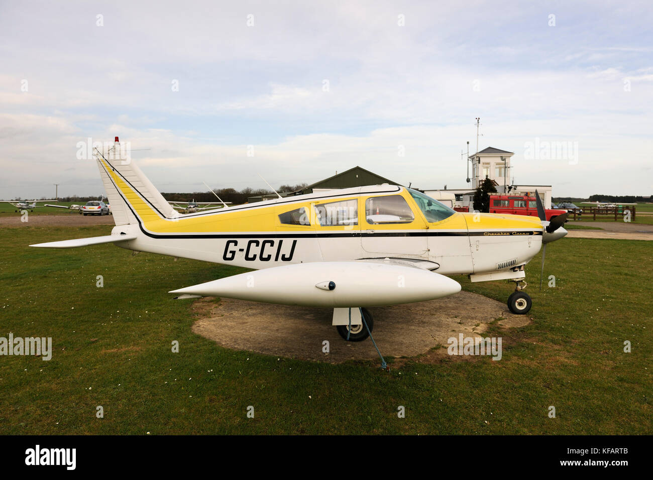 Light aircraft parked hi-res stock photography and images - Alamy