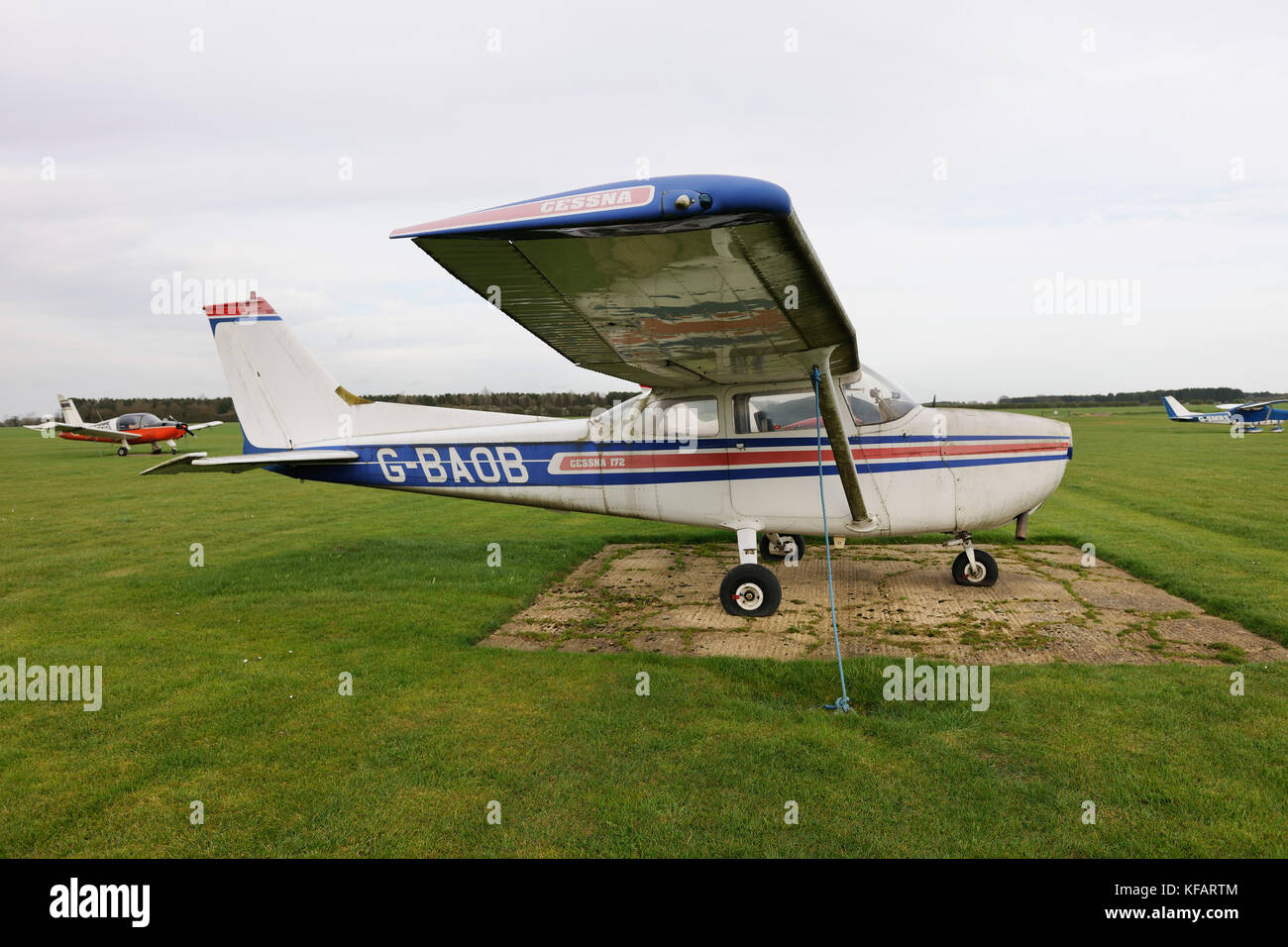 Light aircraft parked hi-res stock photography and images - Alamy