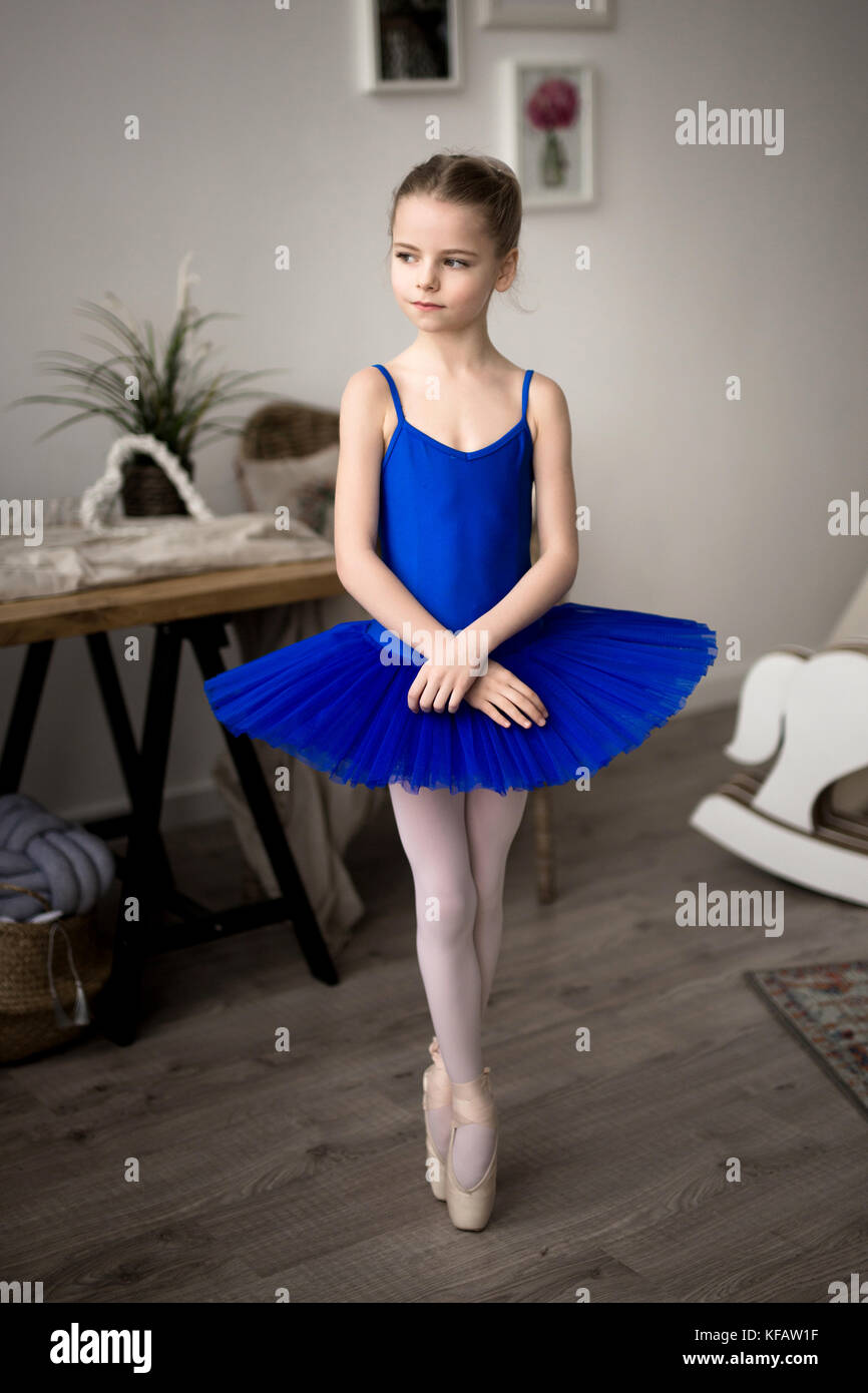 little girl pointe ballet shoes