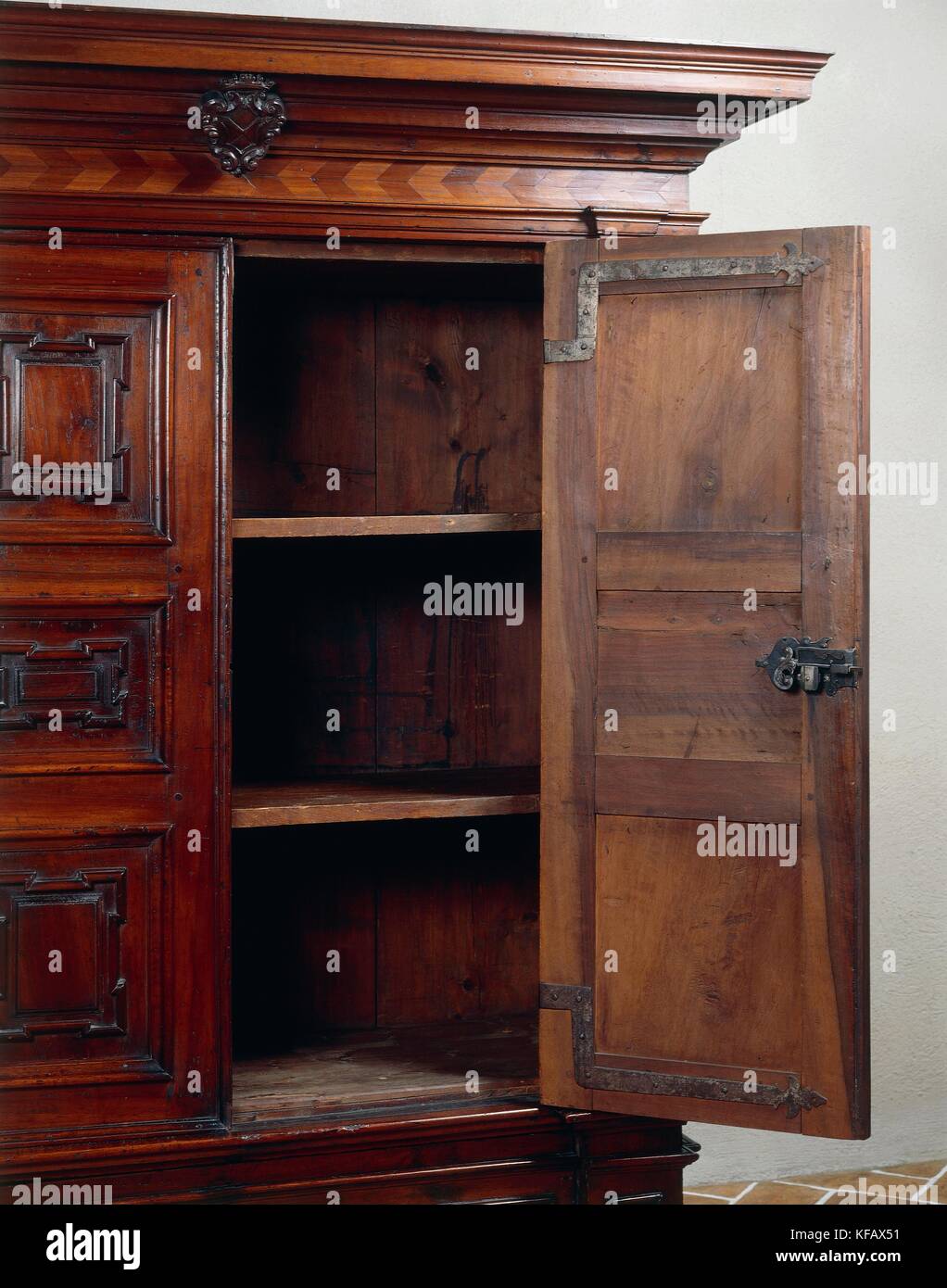 Italian, seventeenth century. Cabinet in walnut with inlays of maple production in Lombardy. First half of the seventeenth century. Particular. Stock Photo