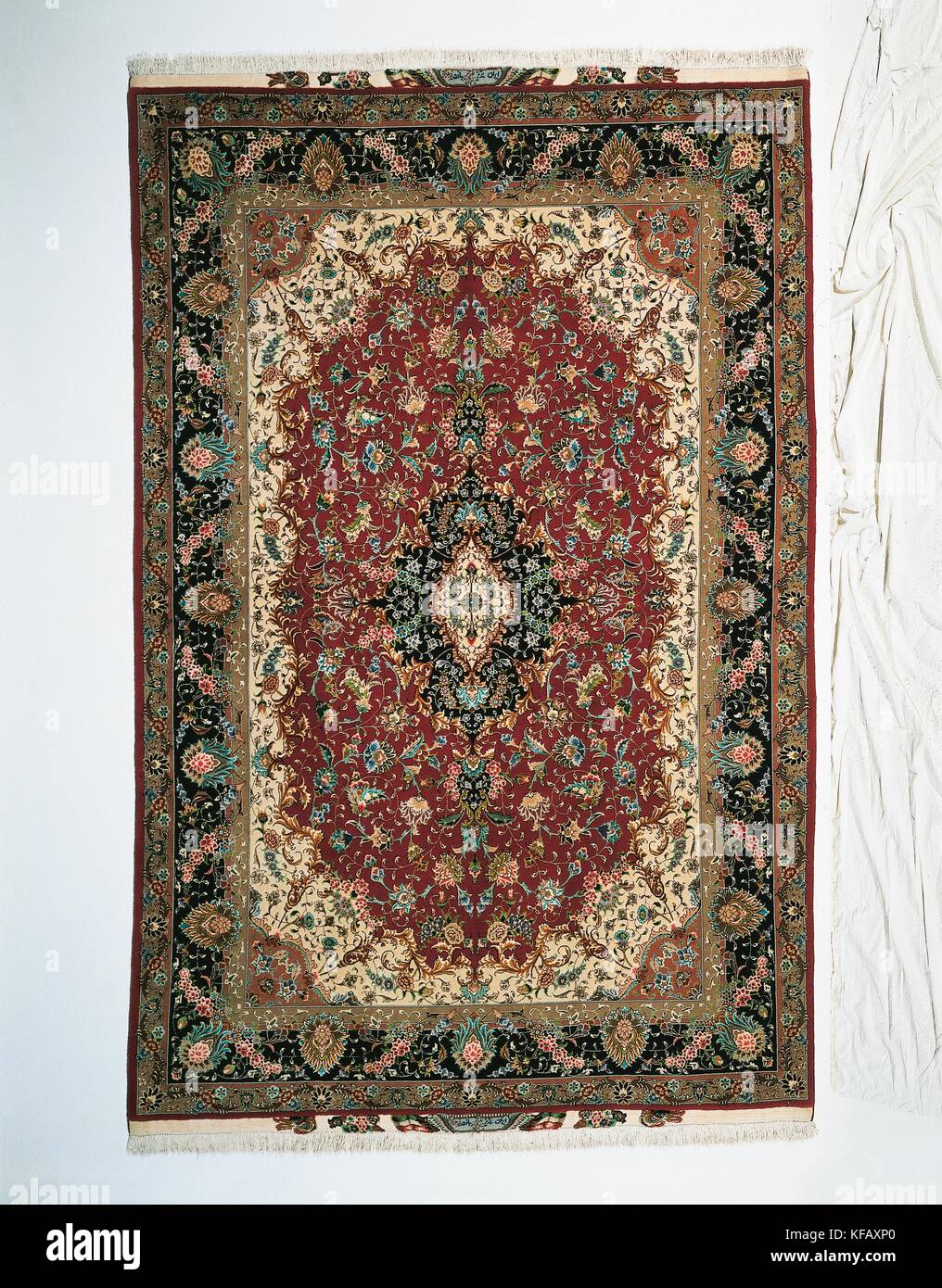 CARPET WARP IN IRAN TABRIZ SILK medallion and floral 3.10X2.05 Stock Photo