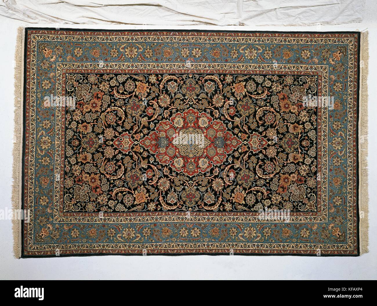 Rugs, Iran. Sarug rug with central medallion and floral motifs, measuring 3.06 x 2.10 m. Stock Photo