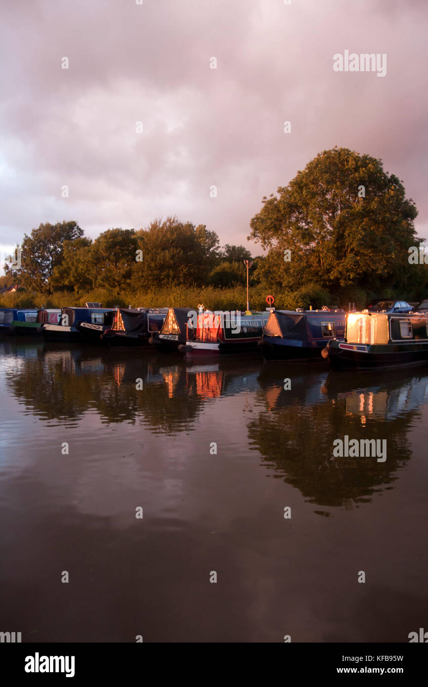 narrowboats moored at Sunset, Cooks Wharf, Grand Union Canal Outer Aylesbury Ring, Cheddington, Buckinghamshire, England Stock Photo