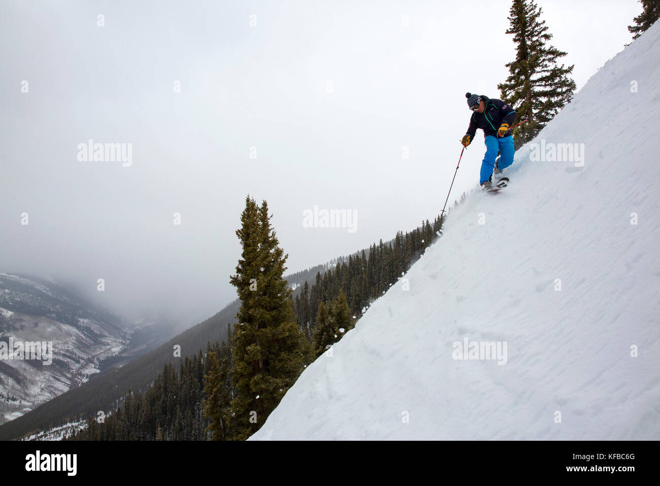 USA, Colorado, Aspen, telemark skier makes turns on Kessler's run, Aspen Highlands Ski Resort Stock Photo