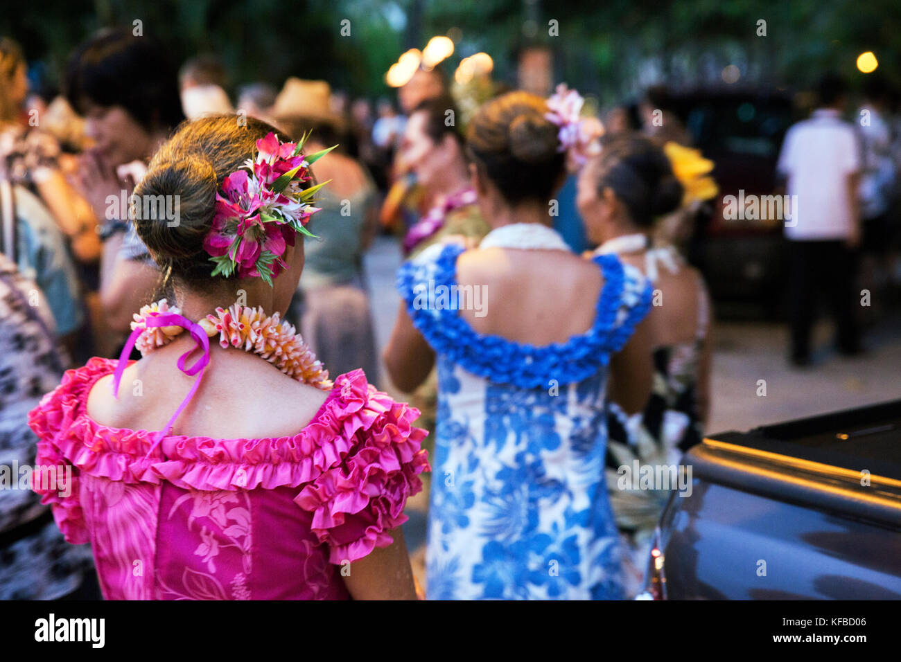 USA, Oahu, Hawaii, hula dancers perform for tourists at Waikiki Beach in Honolulu Stock Photo