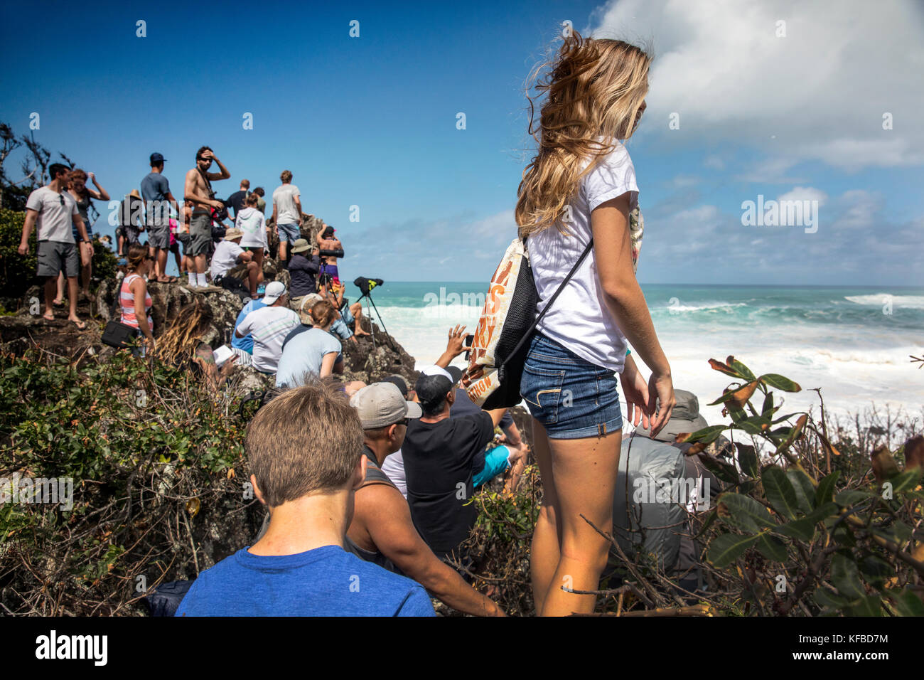 Surf hawaii spectators hi-res stock photography and images - Alamy