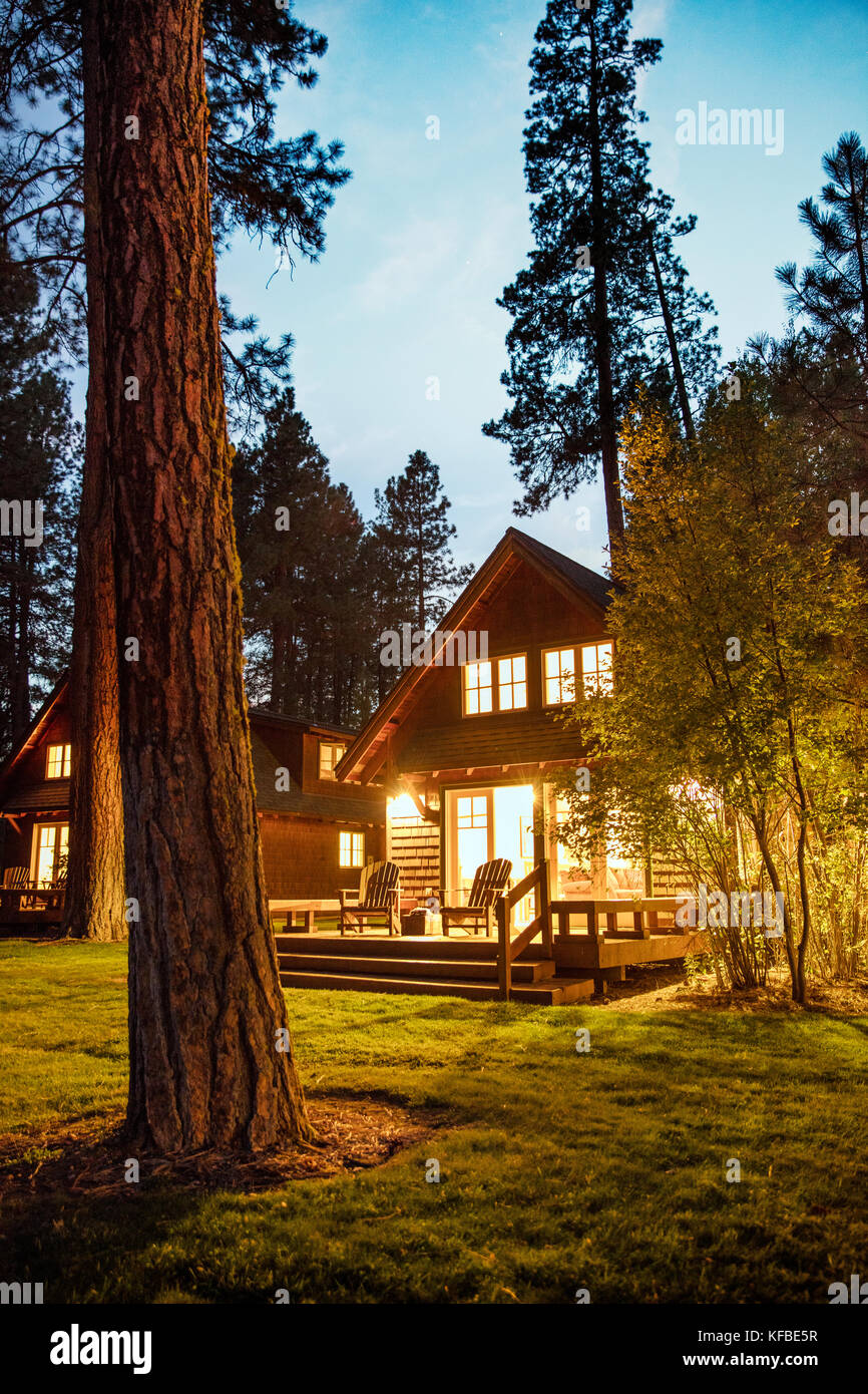 USA, Oregon, Camp Sherman, Metolius River Resort, Evening light cabins Stock Photo