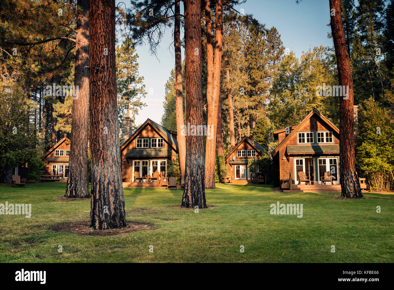 USA, Oregon, Camp Sherman, Metolius River Resort, cabins morning Stock Photo