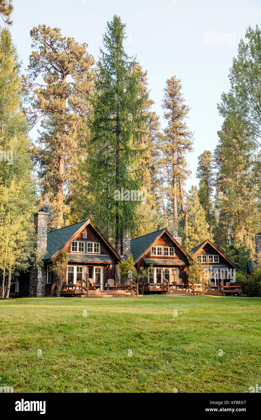USA, Oregon, Camp Sherman, Metolius River Resort, cabins morning Stock Photo