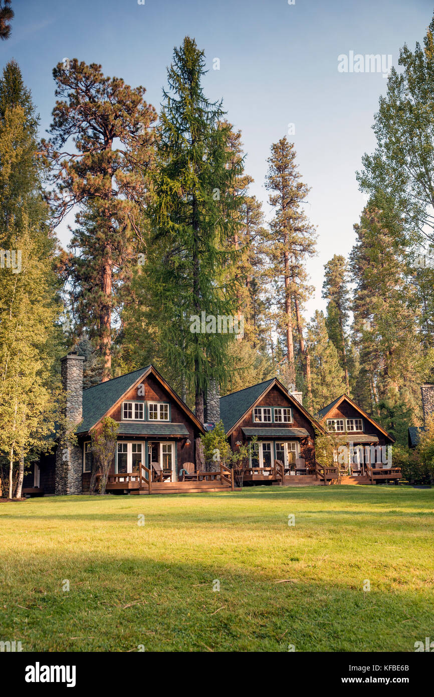 USA, Oregon, Camp Sherman, Metolius River Resort, cabins morning Stock Photo