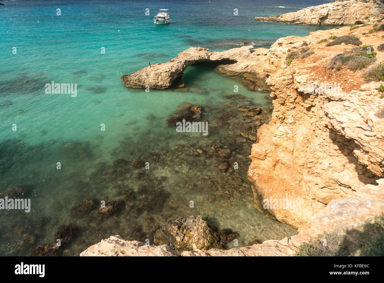 Ausflugsboot vor der Insel Comino, Malta | excursion boat,  Comino island, Malta Stock Photo