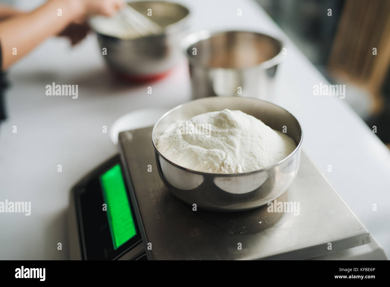 https://c8.alamy.com/comp/KFBE6P/bakery-chef-weighing-flour-on-the-digital-scale-KFBE6P.jpg