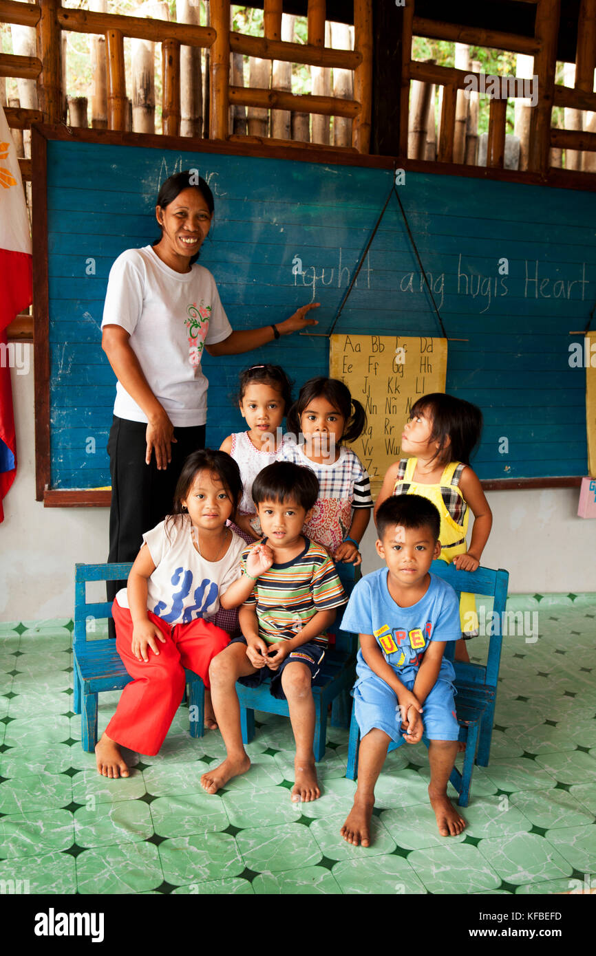 PHILIPPINES, Palawan, Batak Village, Batak children in their classroom at Tanabag Village Stock Photo