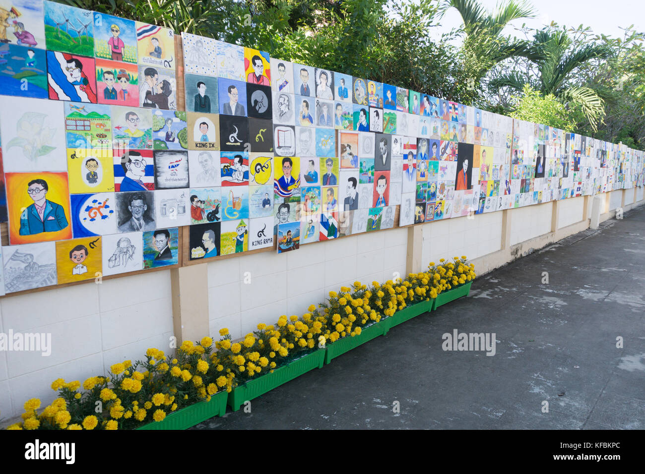 Buriram, Thailand - October 26, 2017: Thai artists paint portraits of Thai King Bhumibol Adulyadej are displayed on wall at Buriram Rajabhat University. Credit: Chalermwut Comemuang/Alamy Live News Stock Photo