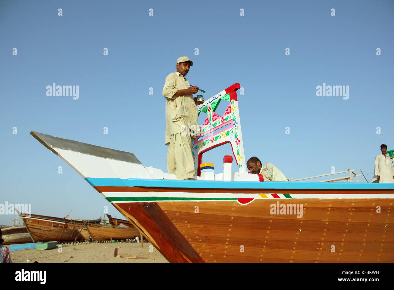 Baluchistan, Pakistan. 04th Oct, 2017. Picture of Gwadar's original inhabitants, fishermen and ship builders, taken at a beach in Baluchistan, Pakistan, 04 October 2017. Gwadar is the core of a multi-billion economic corridor planned with China (CPEC), which is a part of China's 'New Silk Road', a world-wide network of trade routes. Credit: Christine-Felice Röhrs/dpa/Alamy Live News Stock Photo