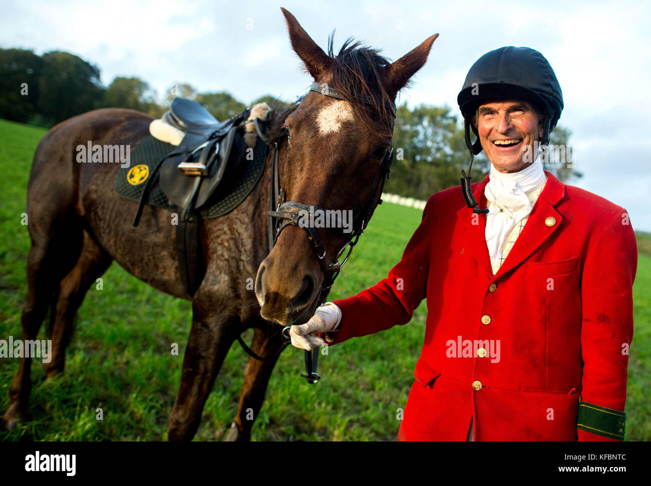 Neustadt am Ruebenberge, Germany. 25th Oct, 2017. Cosimo von Dungern,  leading rider of the track hunt, stands on a meadow in Schneeren, a town  district of Neustadt am Ruebenberge, Germany, 25 October
