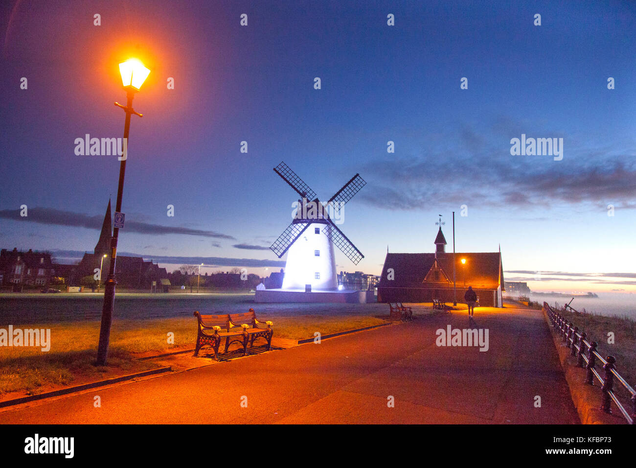 Preston, Lancashire, UK Weather. 27th October, 2017. A bright but Stock