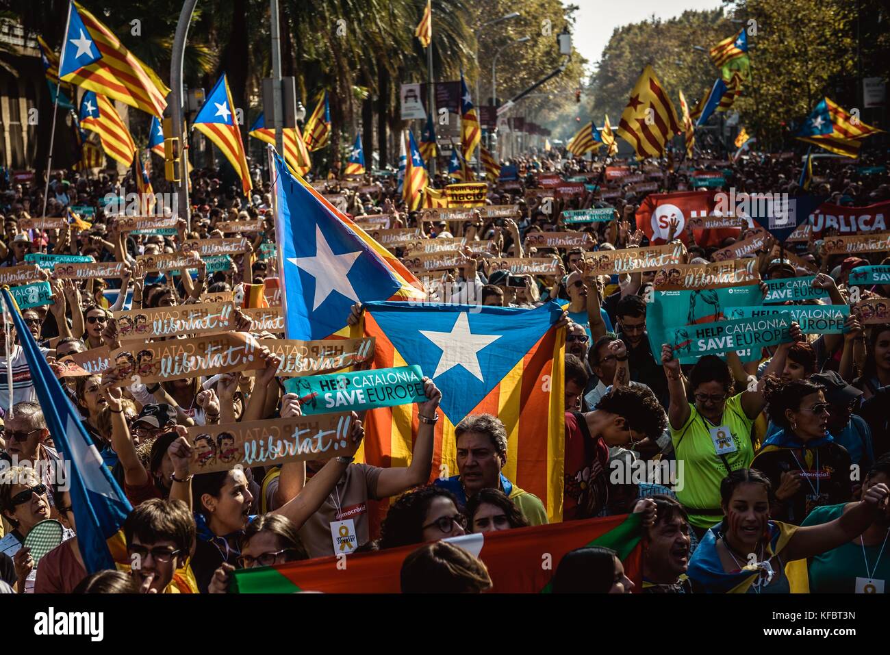 Barcelona, Spain. 27th Oct, 2017. Catalan separatists shout slogans as they protest outside the Catalan Parliament awaiting a plenary session to valorate the application of Article 155 of the Spanish constitution by Spain's Central Government with the goal to return to 'legality and institutional normalcy' in Catalonia Credit: Matthias Oesterle/Alamy Live News Stock Photo