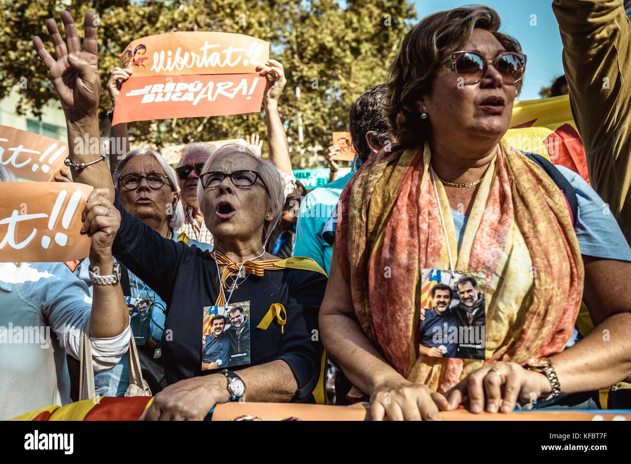 Barcelona, Spain. 27th Oct, 2017. Catalan separatists shout slogans as they protest outside the Catalan Parliament awaiting a plenary session to valorate the application of Article 155 of the Spanish constitution by Spain's Central Government with the goal to return to 'legality and institutional normalcy' in Catalonia Credit: Matthias Oesterle/Alamy Live News Stock Photo