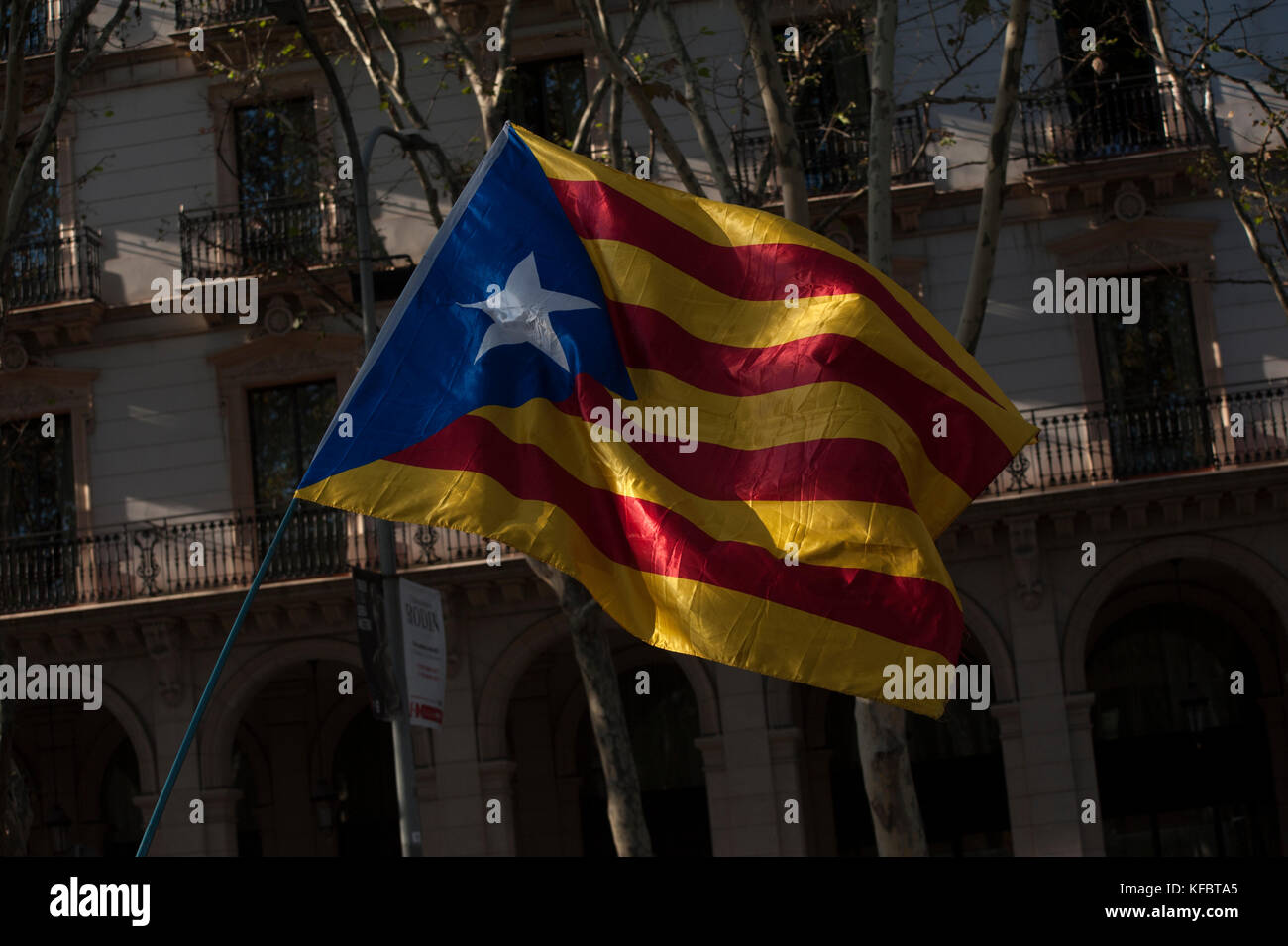 Barcelona, Catalonia. October 27, 2017. An independence flag flies at the entrance of the Catalan Parliament. The President of Catalonia Carles Puigdemont said that on Thursday he considered calling for early elections, but that he was not, because he did not succeed, guaranteed the government of the 'abusive' movements for control of Catalonia, suspended, today in Parliament decide whether a declaration of unilateral independence is made. Credit: Charlie Perez/Alamy live News Stock Photo