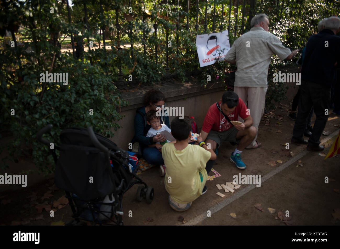 Barcelona, Catalonia. October 27, 2017.  A family plays while waiting for the historic event of the unilateral declaration of independence. Credit: Charlie Perez/Alamy live News Stock Photo