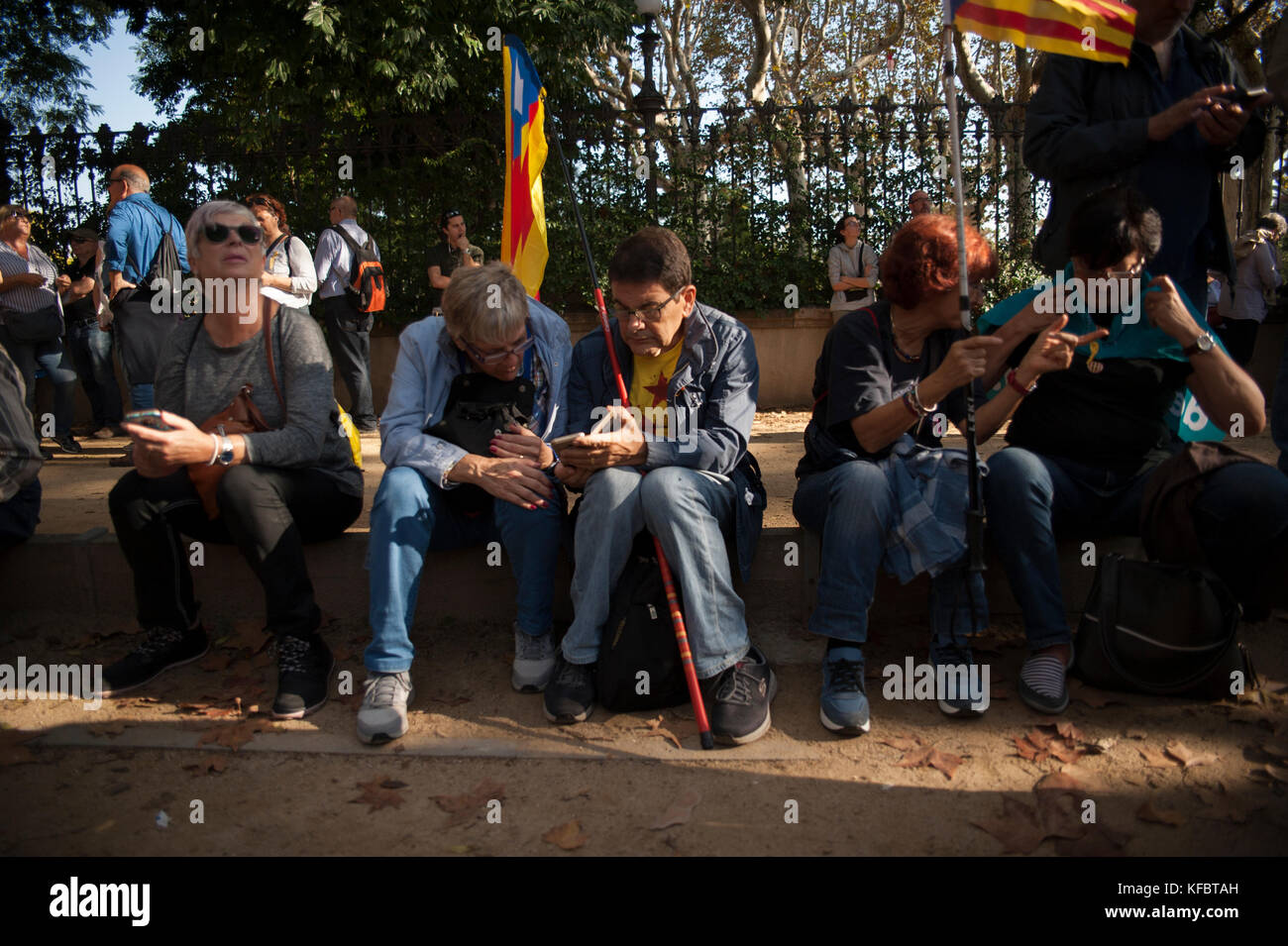 Barcelona, Catalonia. October 27, 2017. Everyone concentrated at the gates of the Catalan Parliament listen to the radio to know in real time the latest news on the motions presented for the possible unilateral declaration of independence. Credit: Charlie Perez/Alamy live News Stock Photo