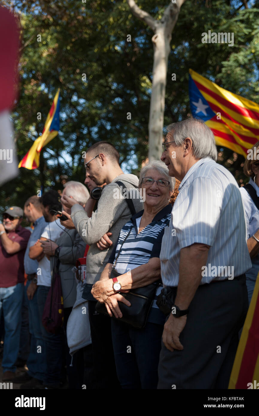 Barcelona, Catalonia. October 27, 2017.  The people gathered at the gates of the Catalan Parliament applaud the arrival of the mayors of almost all the municipalities of Catalonia.Credit: Charlie Perez/Alamy live News Stock Photo