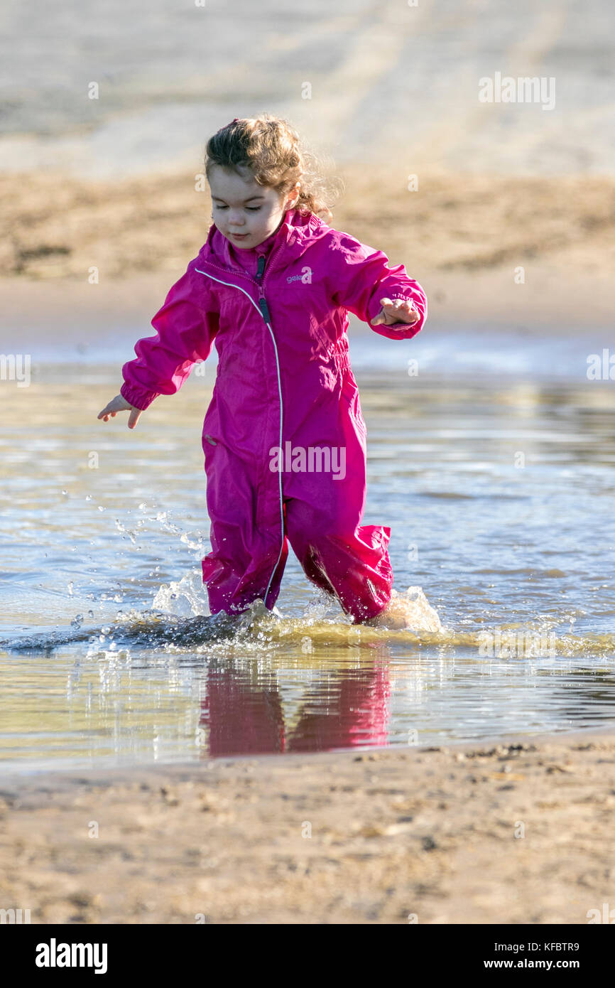 Southport, Merseyside, Sunny in Southport. 27th October 2017. UK Weather.  On a beautiful sunny start to the day, families and dog walkers head for some Autumn sunshine along the golden sands of Southport beach in Merseyside.  Credit: Cernan Elias/Alamy Live News Stock Photo