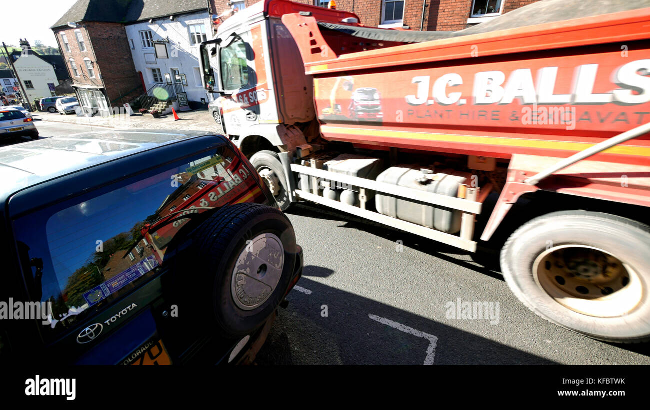 Ashbourne, Derbyshire, UK. 27th Oct, 2017. Parking bays in Ashbourne town centre crate single lane traffic congestion chaos on the A515 through the town ahead of the Town Council’s meeting. Traffic congestion chaos on the A515 in Ashbourne Derbyshire the day the Government announces £1bn bypass cash Derbyshire County Council's deputy leader Ashbourne councillor Simon Spencer heavy traffic Market Place Vehicle Excise Duty paid by motorists to clear congested roads. Credit: Doug Blane/Alamy Live News Stock Photo