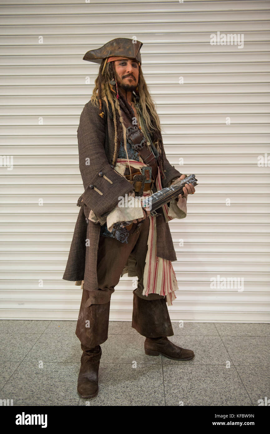 ExCel, London, UK. 27 October, 2017. Fans and cosplayers arrive for the busy first day of the MCM London Comic Con, the event runs from 27 - 29 October. Photo: Captain Jack Sparrow. Credit: Malcolm Park/Alamy Live News. Stock Photo