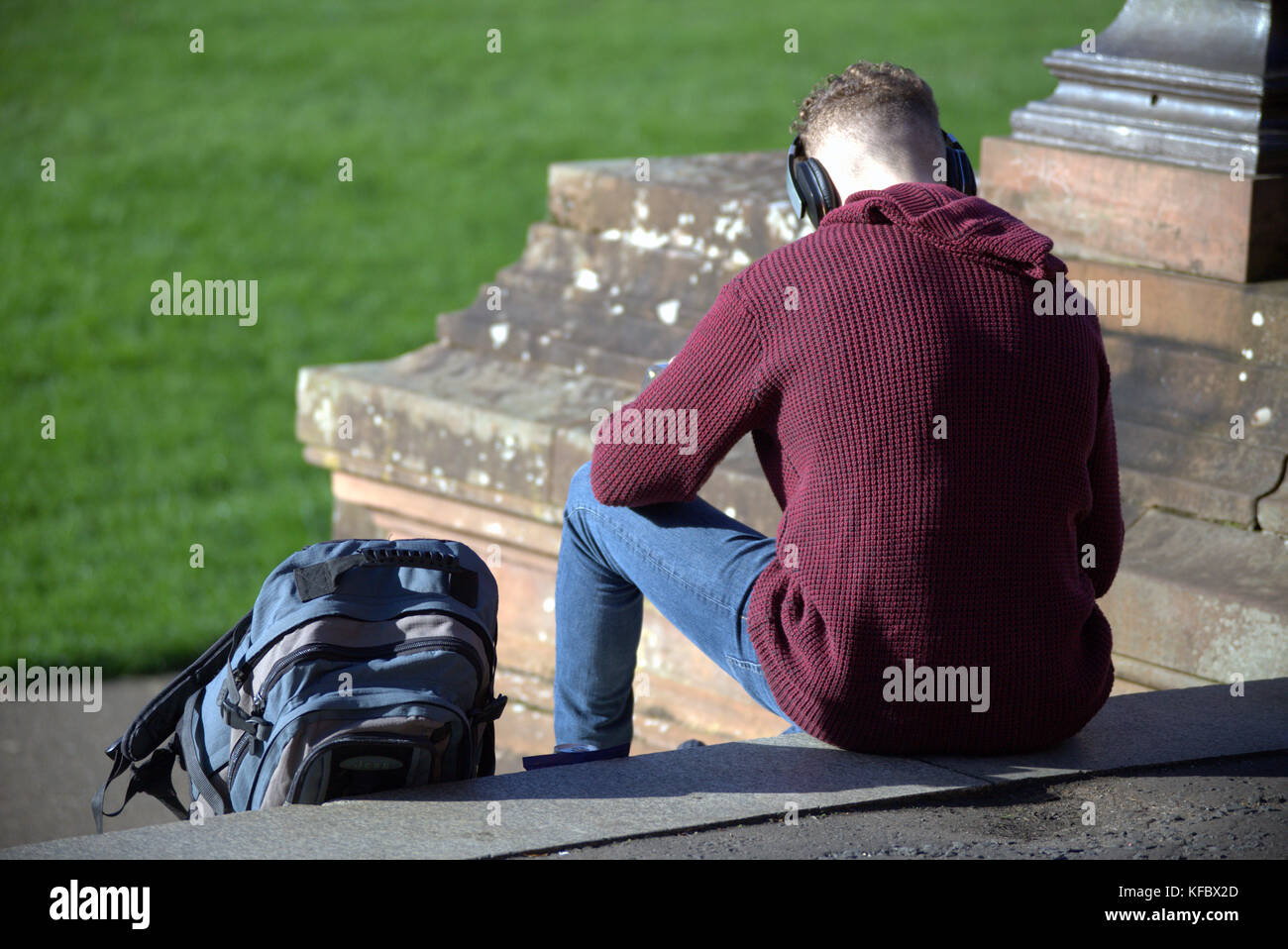 Glasgow, Scotland, UK.27th October.Sunny summer weather  returns to kelvingrove museum the city and the locals welcome the crisp weather. student with backpack sitting on step viewed from behind  Credit Gerard Ferry/Alamy news Stock Photo