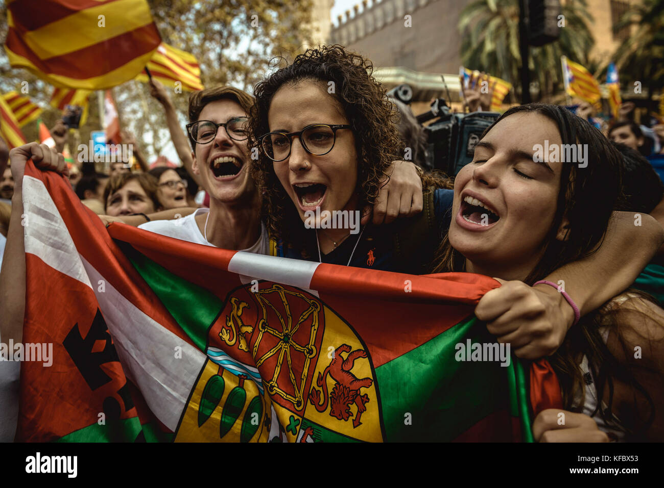Barcelona, Spain. 27 October, 2017:  Catalan separatists react as the Catalan Parliament votes the independence of Catalonia Credit: Matthias Oesterle/Alamy Live News Stock Photo