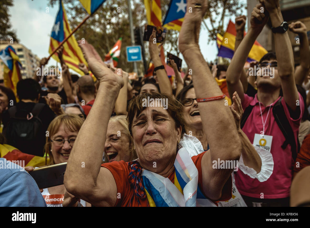 Barcelona, Spain. 27 October, 2017:  A Catalan separatist reacts as the Catalan Parliament votes the independence of Catalonia Credit: Matthias Oesterle/Alamy Live News Stock Photo