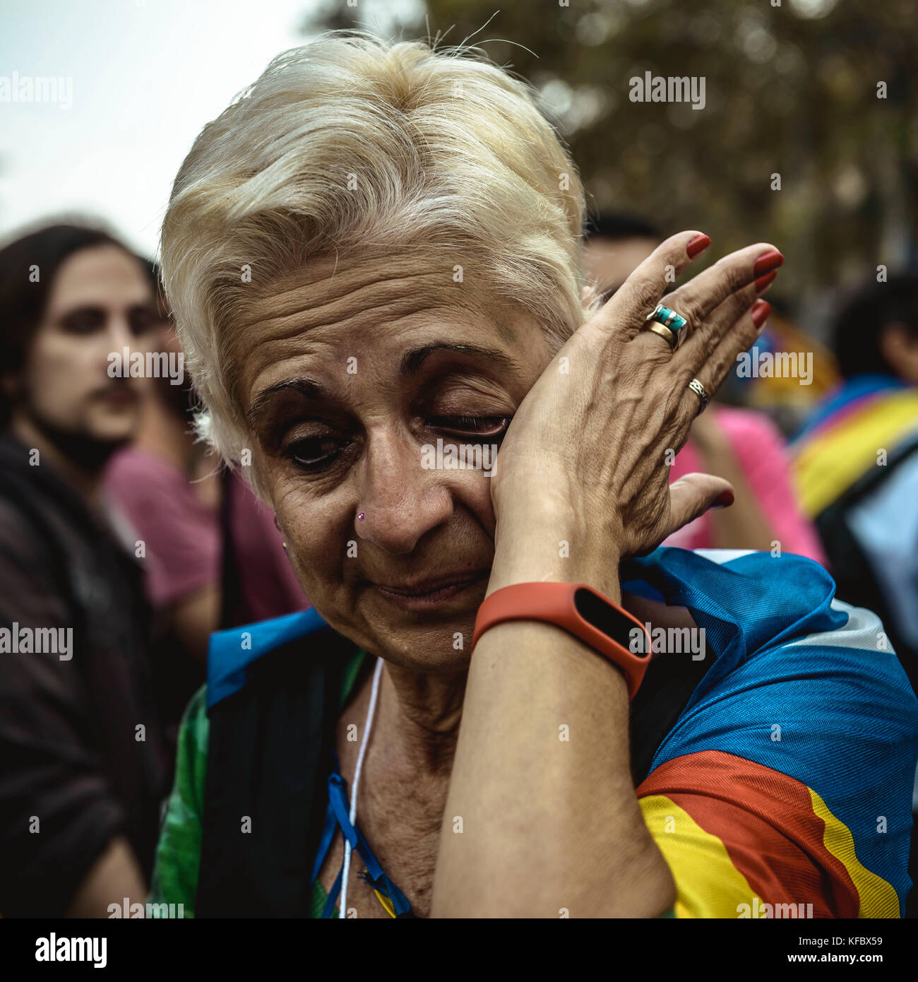 Barcelona, Spain. 27 October, 2017:  A Catalan separatist reacts as the Catalan Parliament votes the independence of Catalonia Credit: Matthias Oesterle/Alamy Live News Stock Photo