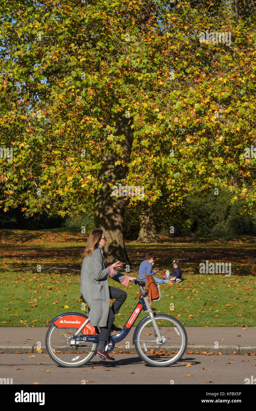 Hyde Park, London, UK. 27th October, 2017. A cyclist on a London hire bike (Boris bike) in Hyde