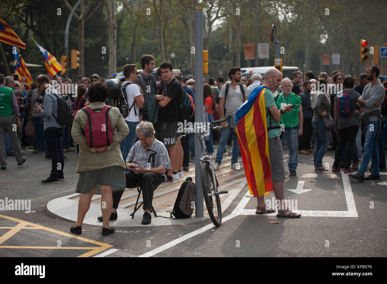 Barcelona, Spain. 27th Oct, 2017.  The people gathered at the gates of the parlament of catalonia listen through the radio the news that arrive from inside the parlament. Credit: Charlie Perez/Alamy live News Stock Photo