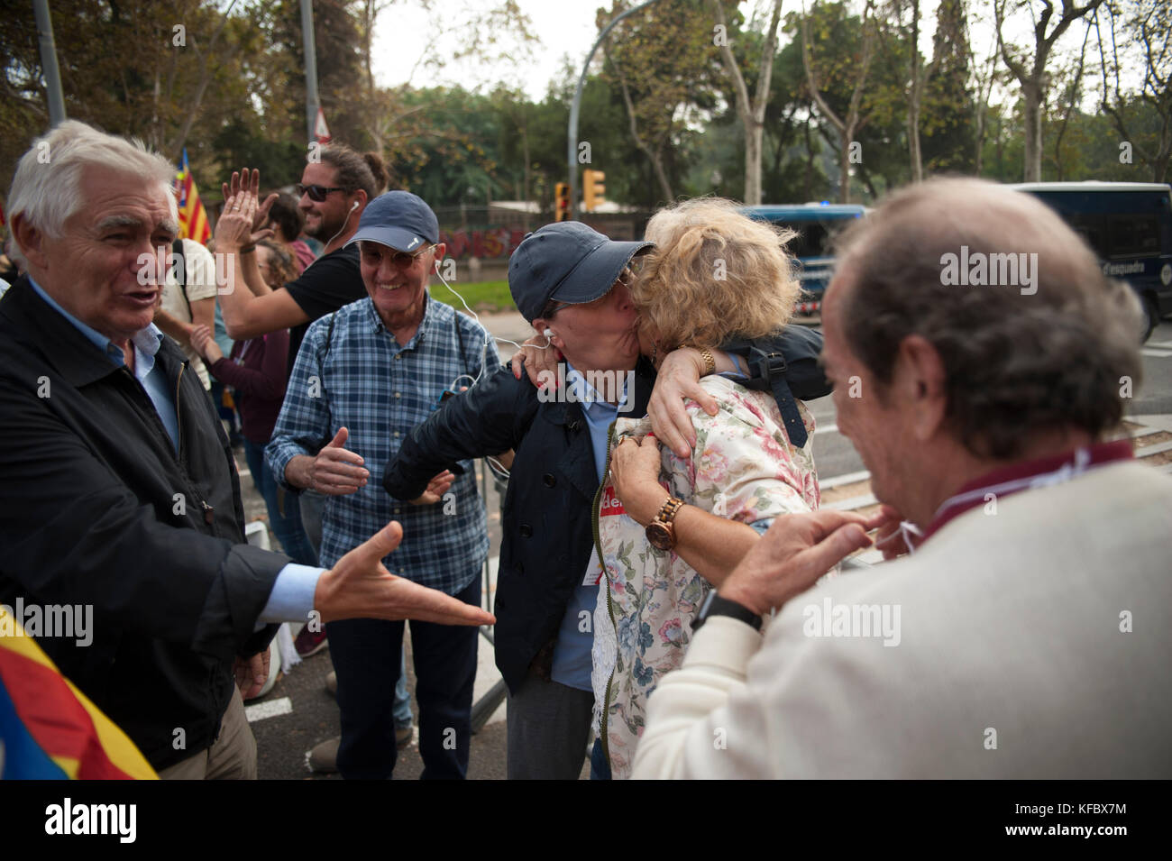 Barcelona, Spain. 27th Oct, 2017.  The people gathered at the gates of the Catalan parlament are happy to know the positive results of the vote for independence. Credit: Charlie Perez/Alamy live News Stock Photo