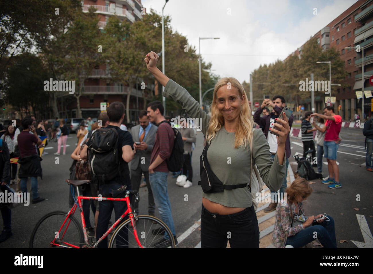 Barcelona, Spain. 27th Oct, 2017.  A girl raises her fist high in sign of victory after having approved the indepencendia in Catalonia. Credit: Charlie Perez/Alamy live News Stock Photo