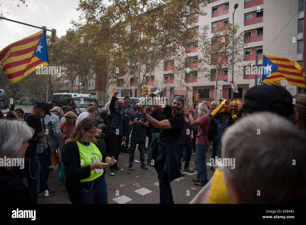 Barcelona, Spain. 27th Oct, 2017.  The people gathered at the parliament's doors uncork bottles of champagne as a sign of joy and celebrate the arrival of the Catalan republic. Credit: Charlie Perez/Alamy live News Stock Photo