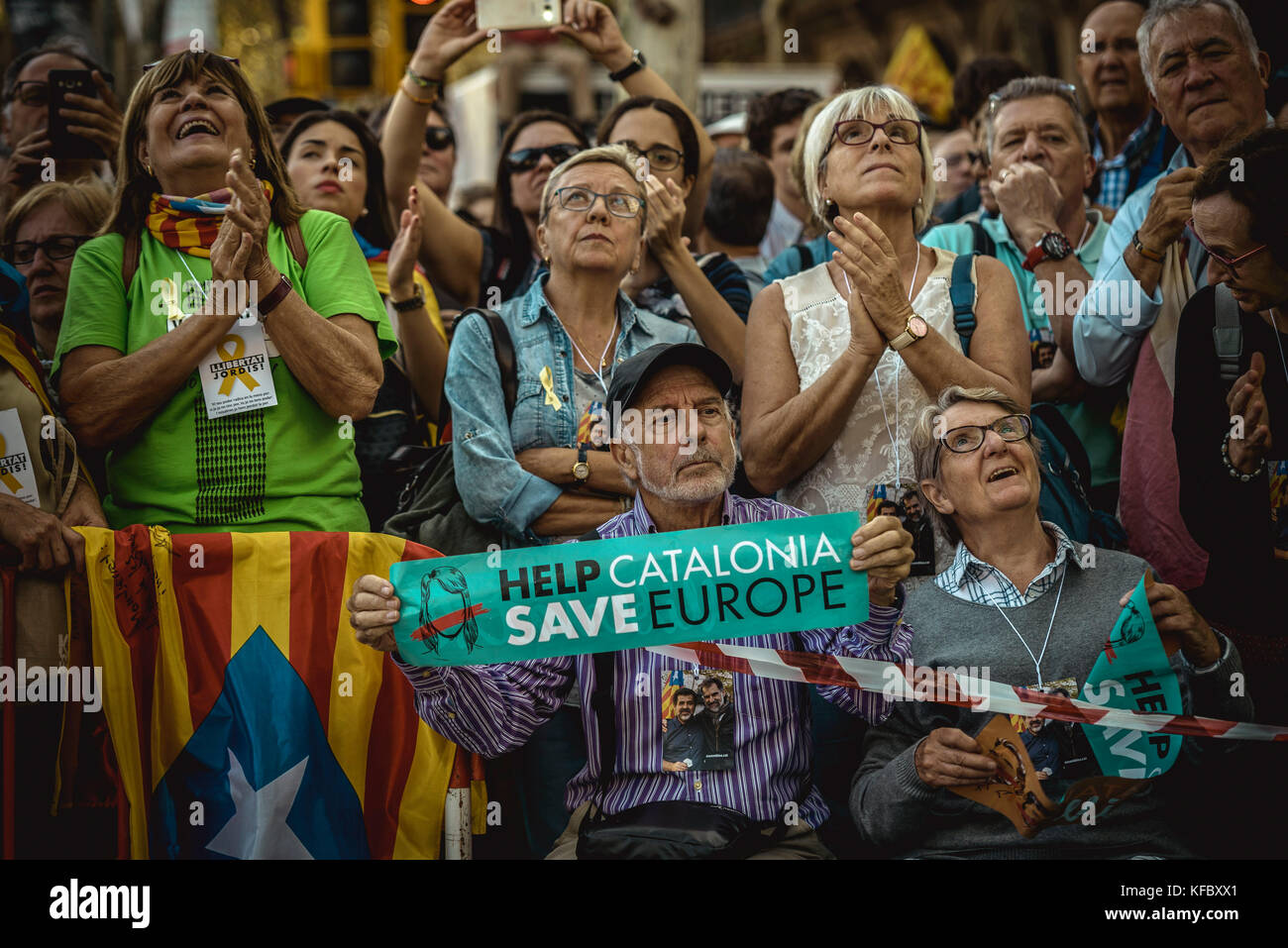 Barcelona, Spain. 27 October, 2017:  Catalan separatists react outside the Catalan Parliament as they follow on a big screen the vote for independence in the Catalan parliament Credit: Matthias Oesterle/Alamy Live News Stock Photo