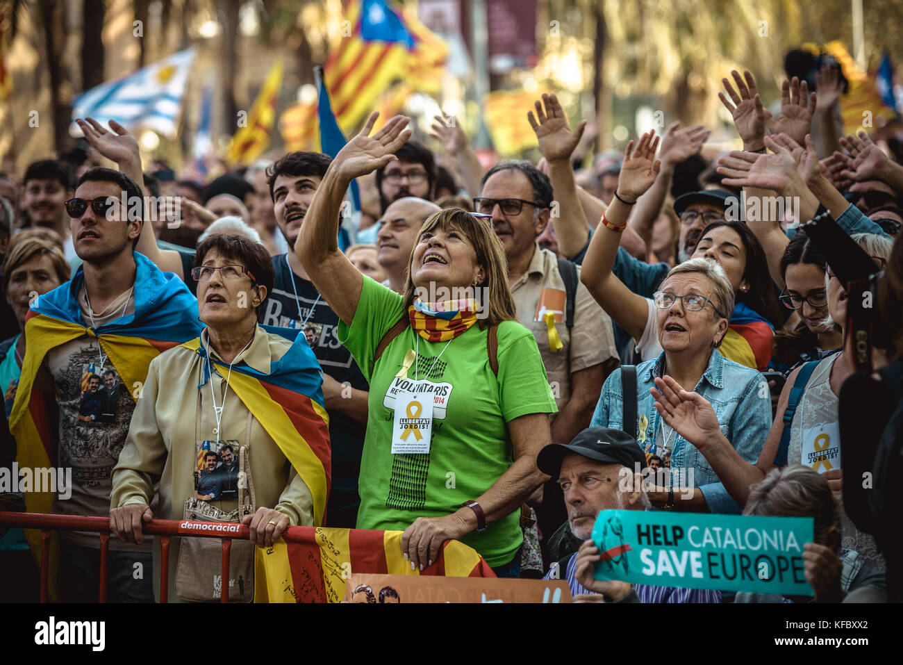Barcelona, Spain. 27 October, 2017:  Catalan separatists react outside the Catalan Parliament as they follow on a big screen the vote for independence in the Catalan parliament Credit: Matthias Oesterle/Alamy Live News Stock Photo
