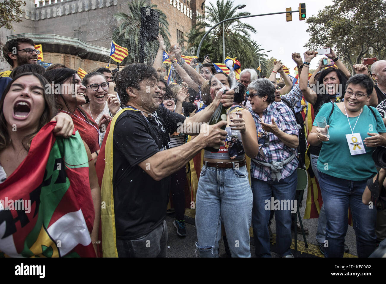 Barcelona, Barcelona, Spain. 27th Oct, 2017. Pro independence supporters seen celebrating.Tens of thousands of people have gathered today in support to the statement of independence of the Catalan Republic around the Parliament. After the statement, the people have celebrated it for the streets, between tears of happiness. Credit: Victor Serri/SOPA/ZUMA Wire/Alamy Live News Stock Photo