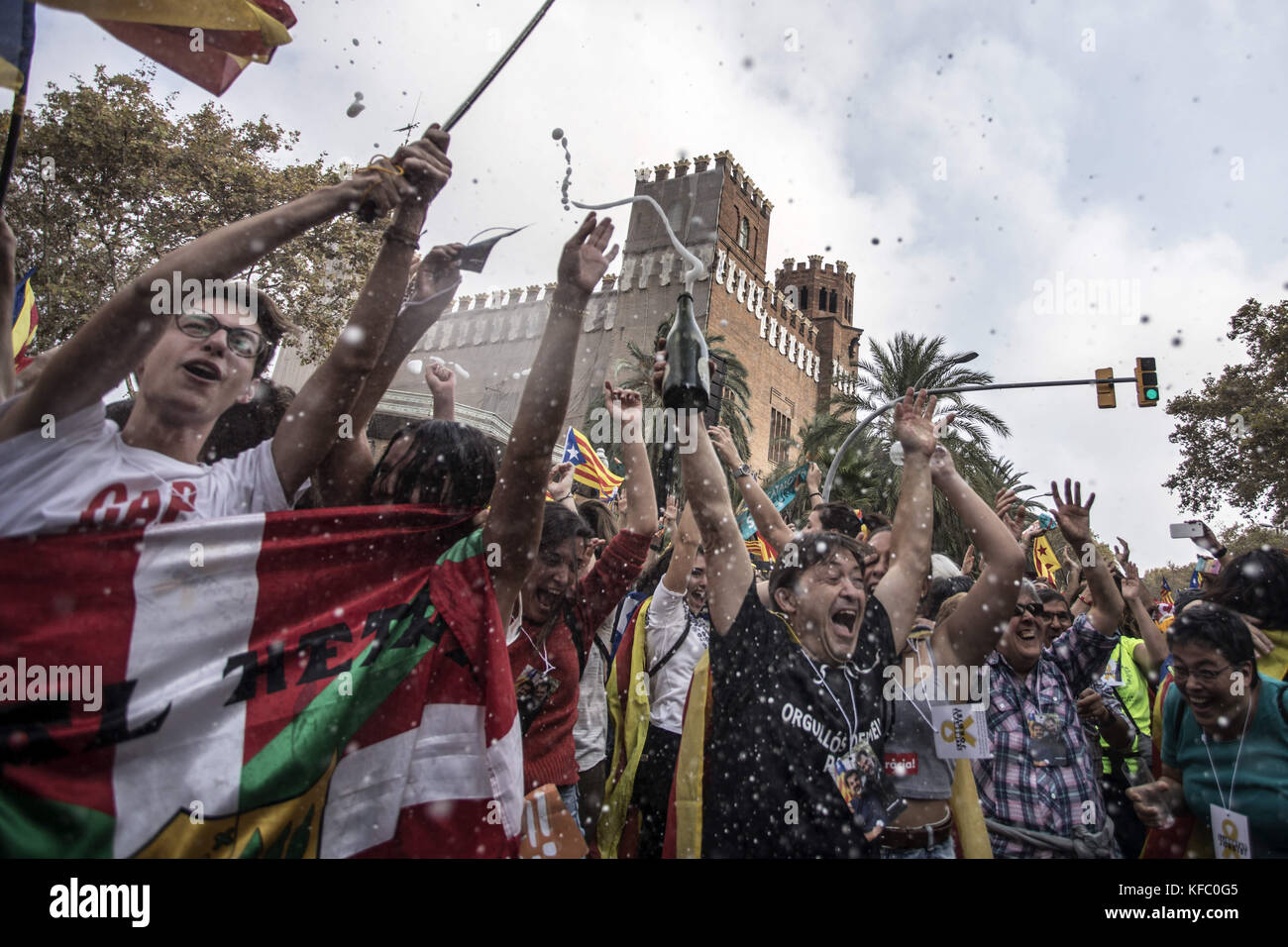 Barcelona, Barcelona, Spain. 27th Oct, 2017. Pro independence supporters seen celebrating.Tens of thousands of people have gathered today in support to the statement of independence of the Catalan Republic around the Parliament. After the statement, the people have celebrated it for the streets, between tears of happiness. Credit: Victor Serri/SOPA/ZUMA Wire/Alamy Live News Stock Photo