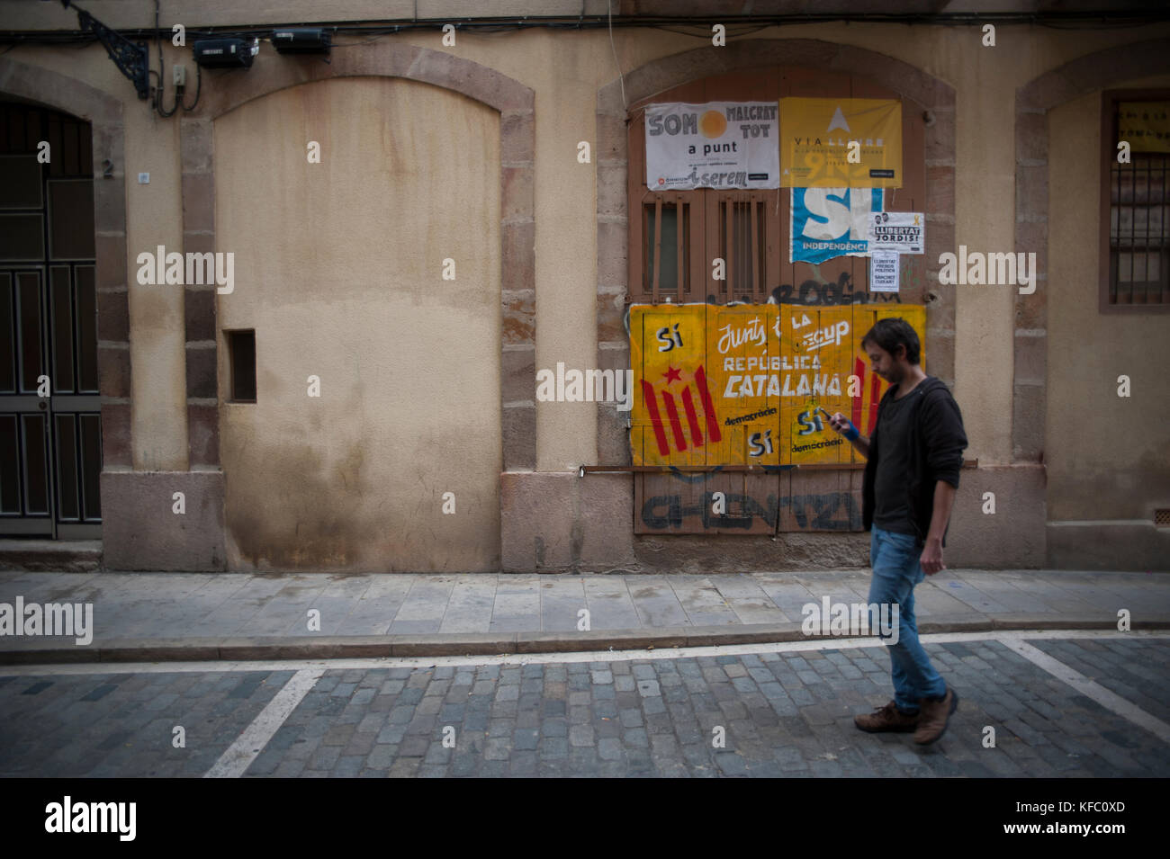 Barcelona, Spain. 27th Oct, 2017.  A young man walks past a graffiti in favor of the republic on the day it has been proclaimed. Credit: Charlie Perez/Alamy live News Stock Photo