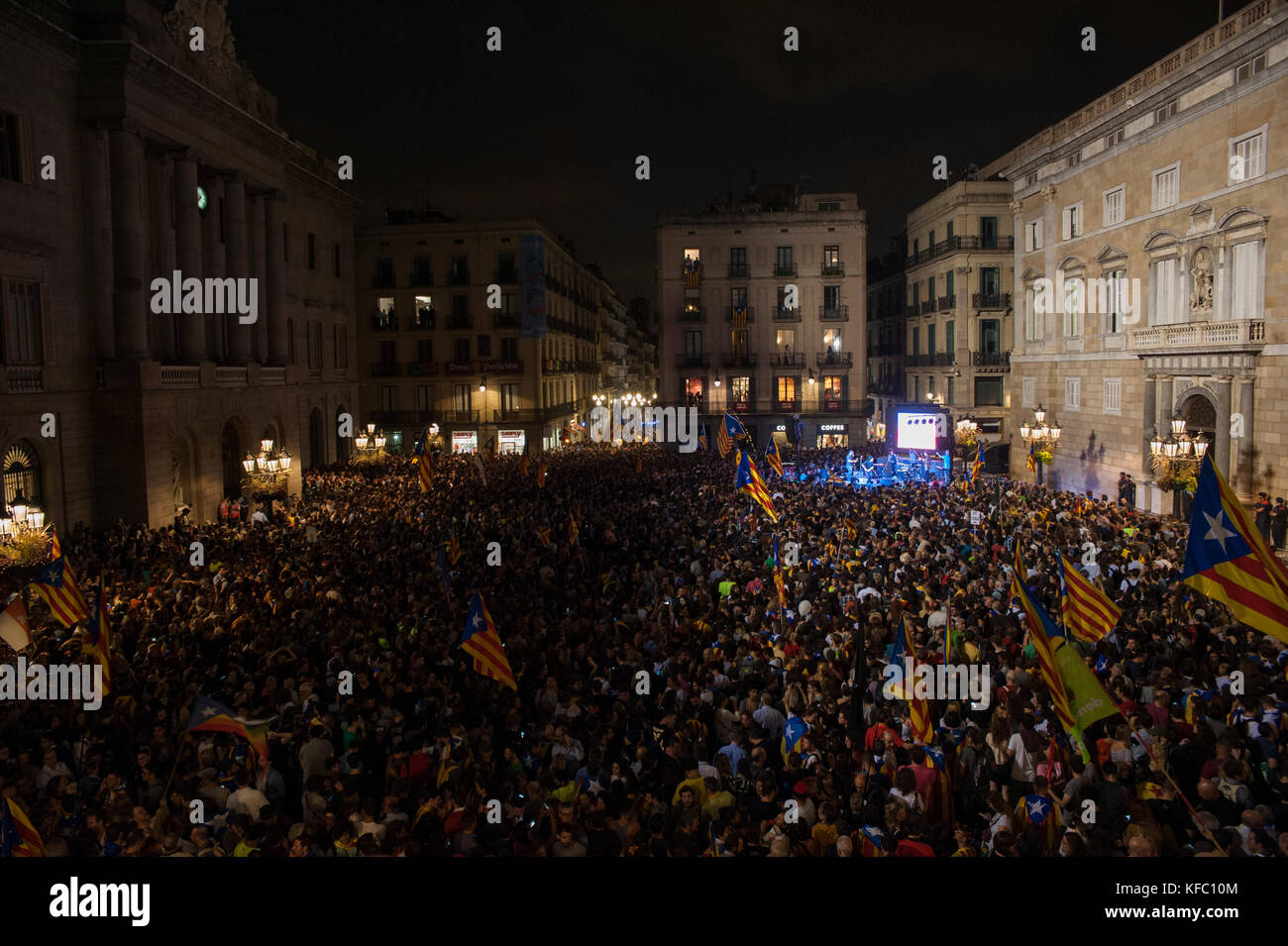 Barcelona, Spain. 27th Oct, 2017. Thousands of people are concentrated in the Plaza Sant Jaume to the sound of music to celebrate the arrival of the Catalan Republic. Credit: Charlie Perez/Alamy live News Stock Photo