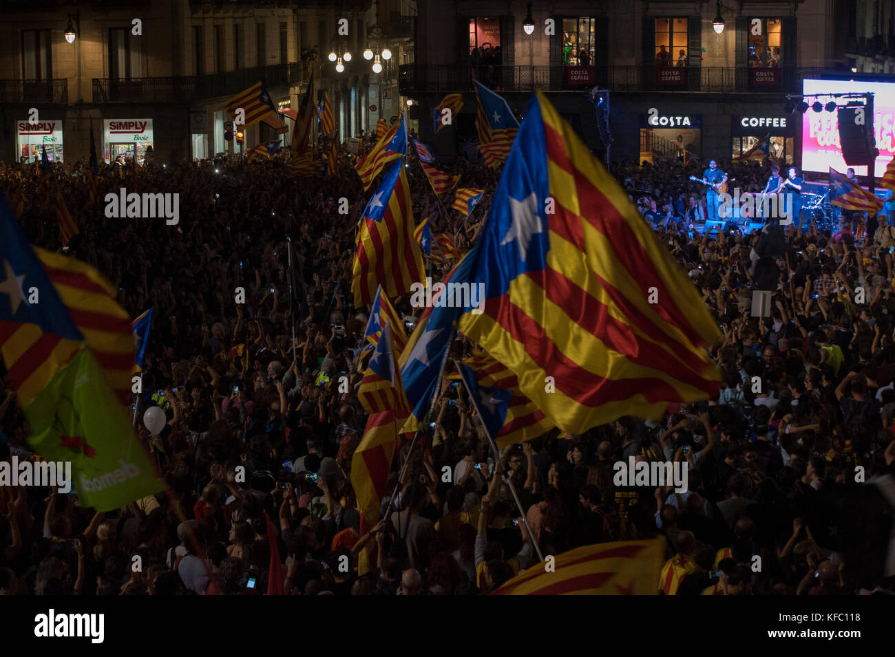Barcelona, Spain. 27th Oct, 2017. Thousands of people are concentrated in the Plaza Sant Jaume to the sound of music to celebrate the arrival of the Catalan Republic. Credit: Charlie Perez/Alamy live News Stock Photo